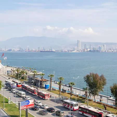 Spacious 3-bedroom With Sea View – Karşıyaka *